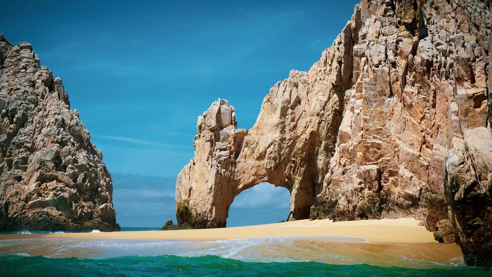 El Arco rock formation rising from the sea at Cabo San Lucas