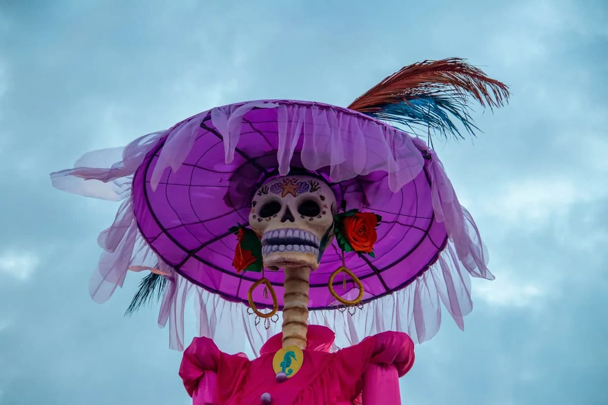 A Day of the Dead catrina figure in a feathered hat